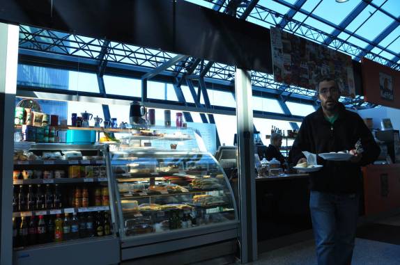 Já no aeroporto, nossa última refeição em Reykjavik, na Islândia